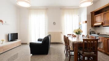 Appartement Supérieur, balcon, vue ville | Coin séjour