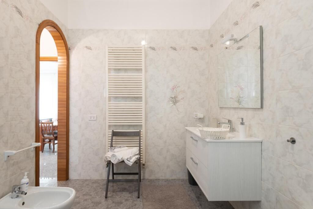 Apartamento superior, sacada, vista para a cidade | Banheiro