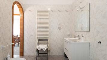 Apartamento superior, sacada, vista para a cidade | Banheiro