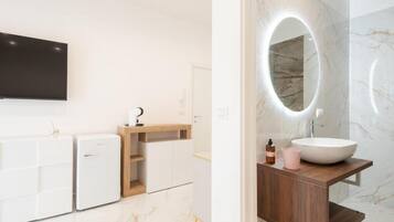 Luxury Suite, Balcony, City View | Bathroom