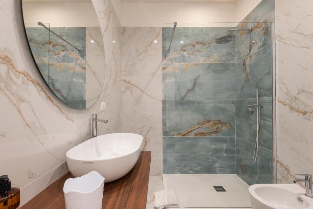 Suite de lujo | Baño | Artículos de higiene personal gratuitos, secador de pelo y zapatillas