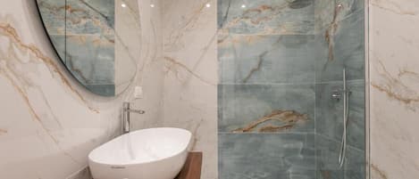 Suite Luxe | Salle de bain | Articles de toilette gratuits, sĂšche-cheveux, chaussons, bidet