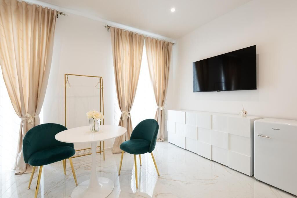 Luxury Suite, Balcony, City View | Dining