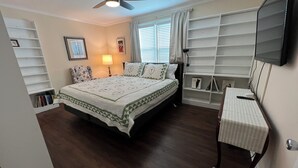 A bedroom with a bed, a desk, a ceiling fan, and built-in shelving. - Restful ranch, 4.6 miles from The Masters. 3-bedroom house, 2 full baths (Martinez)