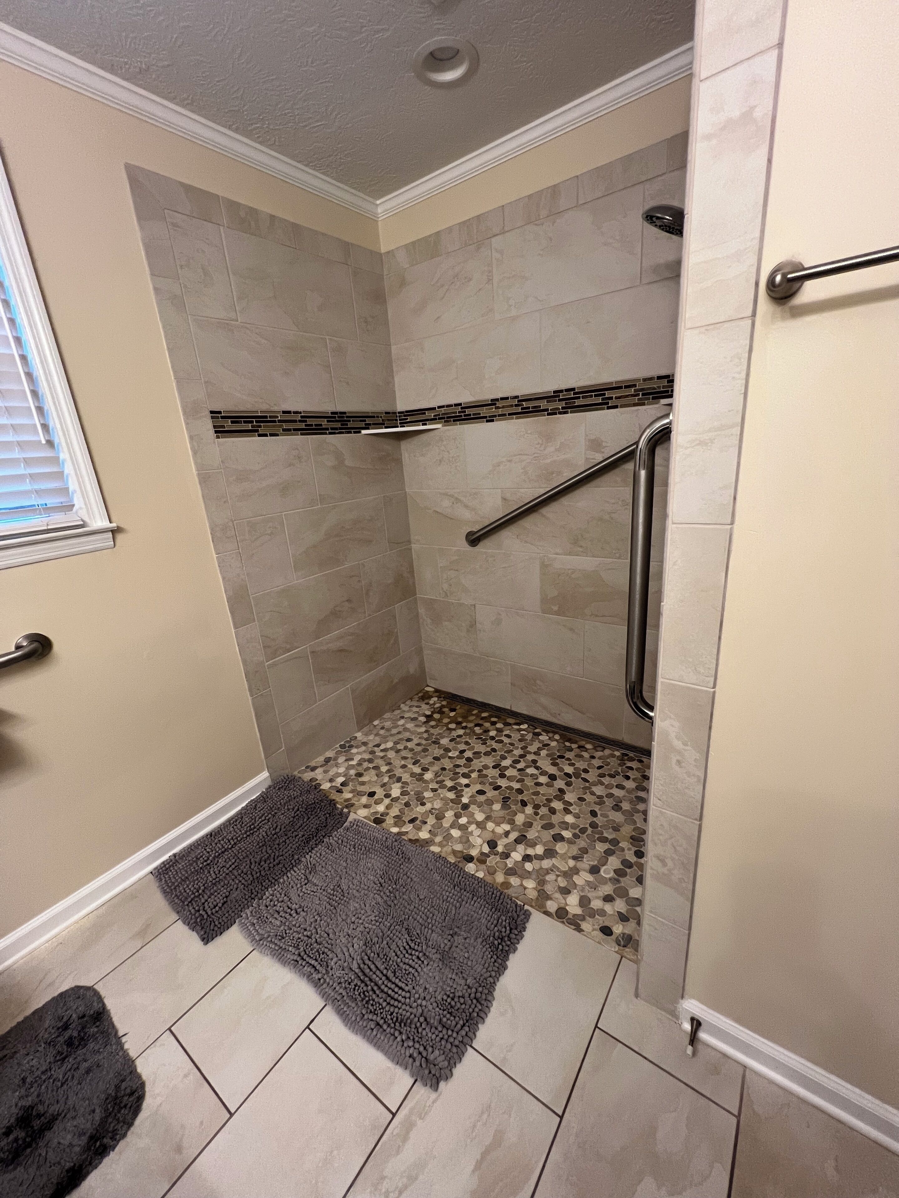 Douche, sèche-cheveux, bidet, serviettes fournies