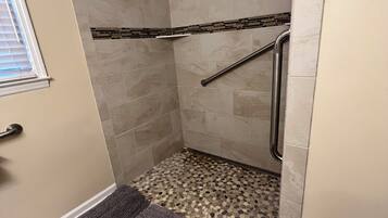 Douche, sèche-cheveux, bidet, serviettes fournies