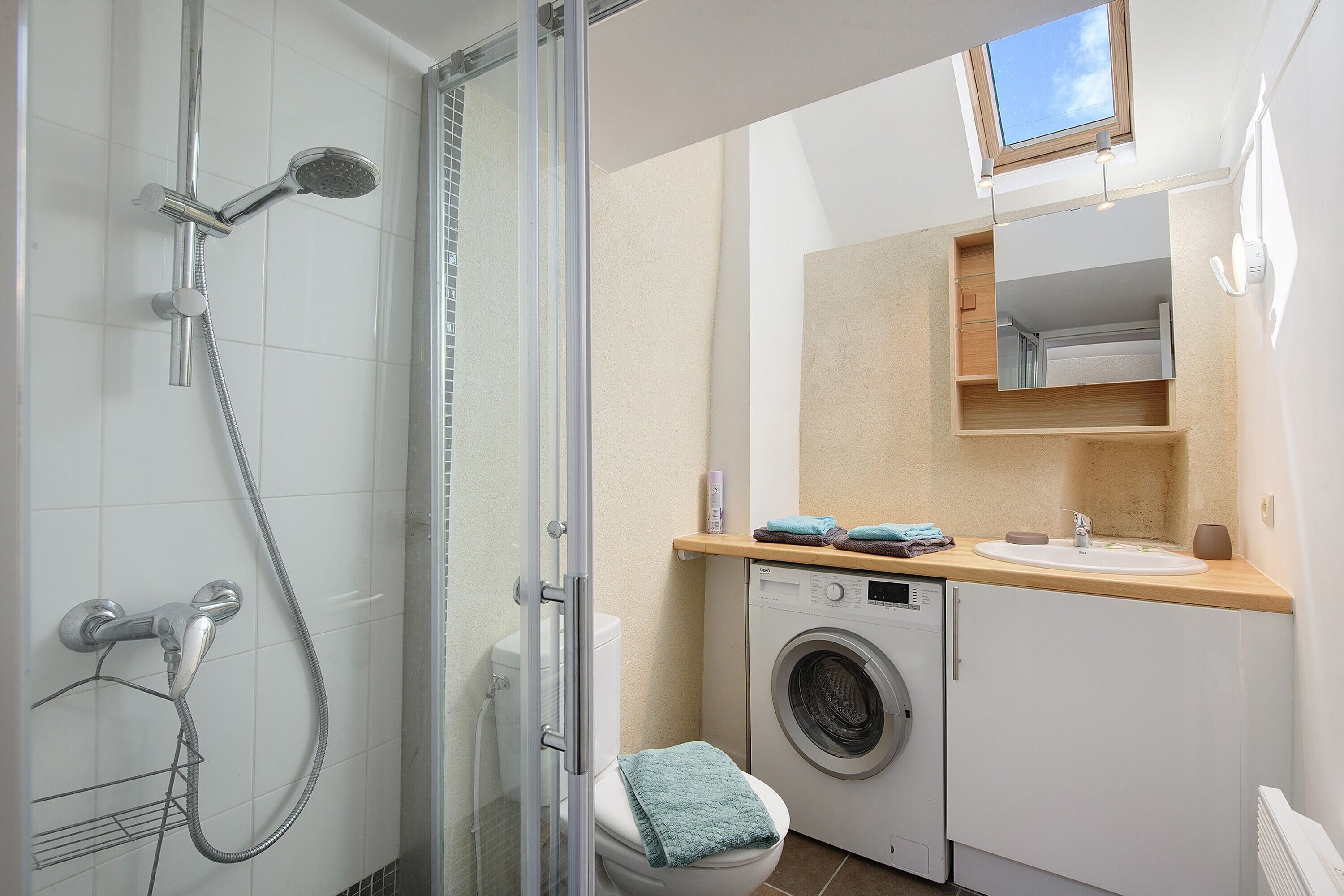 Douche, sèche-cheveux, serviettes fournies