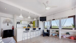 Um apartamento moderno com cozinha, sala de jantar e sala de estar.