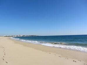 Beach nearby - Holiday Home 'Alvor Beach - Only 50 Meters Away' with Sea View, Wi-Fi and Air Conditioning (Alvor)