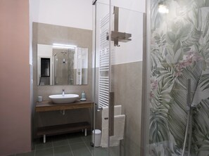 Regadera, secadora de cabello, bidet, toallas 