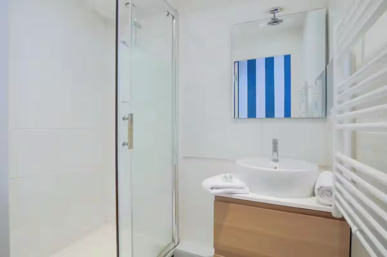 Secadora de cabello, toallas, papel de baño 