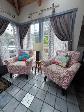 Living area - Book your Perfect Coastal Getaway today and create unforgettable beach memories! (Lincoln City)