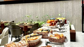 Deluxe Apartment | Dining