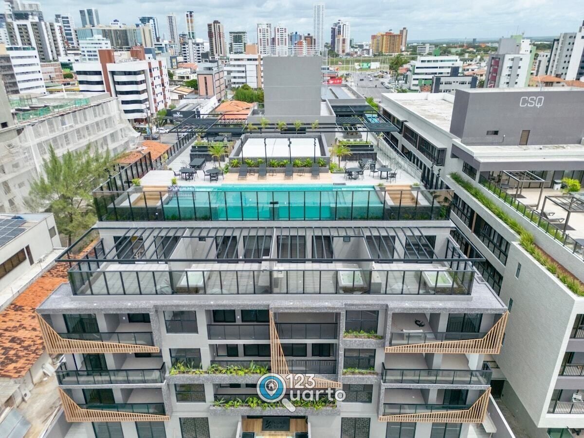 Un edificio de varios pisos con piscina en la azotea, balcones y un diseño arquitectónico moderno.