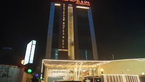 Et hotel med et tydeligt skilt, der viser 'MERIGOLD HOTEL & SPA PALACE PVT. LTD.'