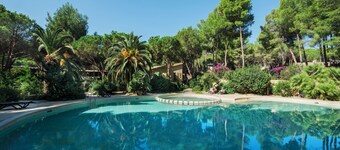 Residence With Swimming Pool Near the sea