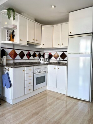 Private kitchen - Luxurious apartment, 5 min walk to the beach and centrum Torrevieja (Torrevieja)