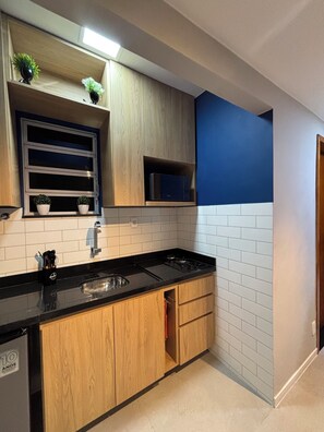 Private kitchen - Newly Renovated Studio in Copacabana – Posto 4 (5-minute walk to the beach) (Rio de Janeiro)