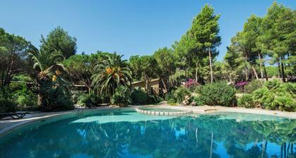 Residence With Swimming Pool Close to the sea