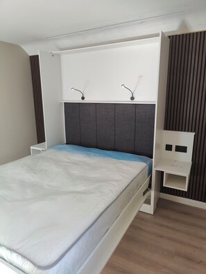 Room - Stylish Westport Studio Perfect for Couples (Westport)