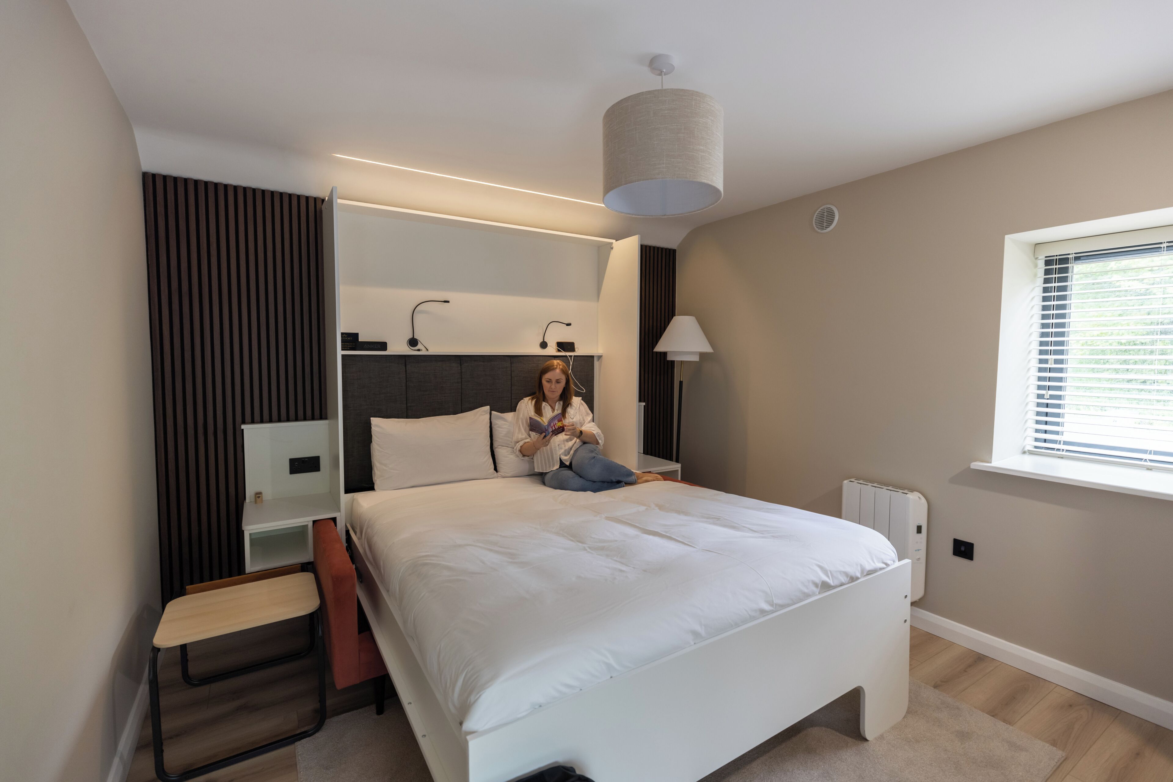 1 quarto, escrivaninha, ferros/tábuas de passar roupa, berço de viagem