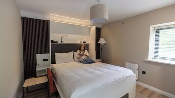 1 quarto, escrivaninha, ferros/tábuas de passar roupa, berço de viagem