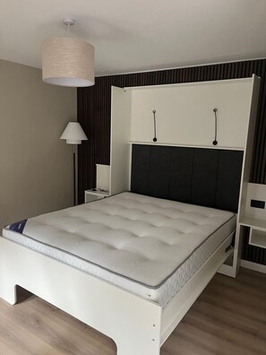 Room - Stylish Westport Studio Perfect for Couples (Westport)