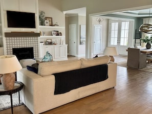 Living area - Spacious 5-bed home tucked away in Crestwood with direct access to interstate (Crestwood)