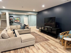 Living area - Spacious 5-bed home tucked away in Crestwood with direct access to interstate (Crestwood)