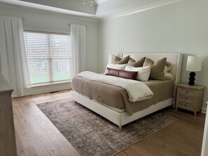 Room - Spacious 5-bed home tucked away in Crestwood with direct access to interstate (Crestwood)