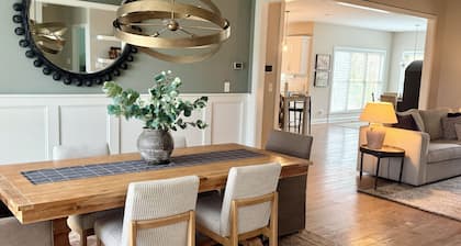 Kentucky Derby Luxury Rental - 5BR Home Sleeps 10 - 25 Min to Churchill Downs