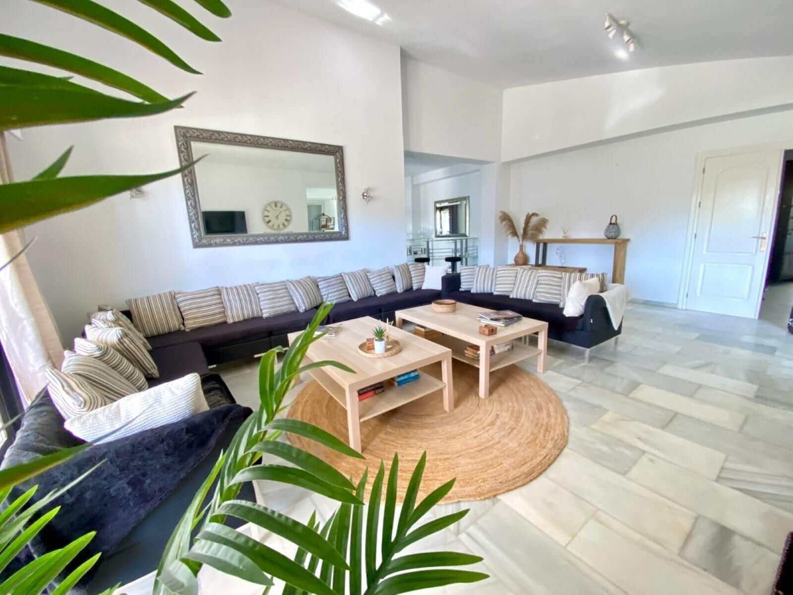 Villa, Multiple Bedrooms, Accessible Bathtub, Air conditioning | Living area