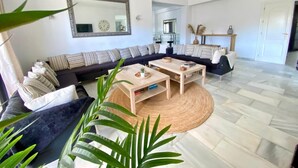 Villa, flere soverom, tilgjengelighetstilpasset badekar, aircondition | Oppholdsområde