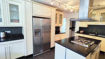 Villa, Multiple Bedrooms, Accessible Bathtub, Air conditioning | Private kitchen | Full-size fridge, microwave, oven, cookware/dishes/utensils