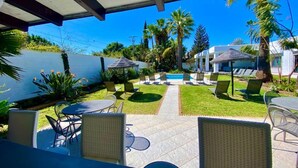 Villa, flere soverom, tilgjengelighetstilpasset badekar, aircondition | Utendørsservering