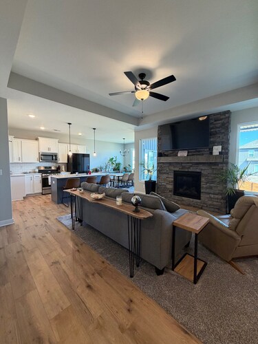Centrally Located 4-bedroom house with close access to restaurants and Highways