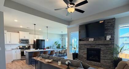Centrally Located 4-bedroom house with close access to restaurants and Highways