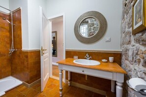 Deluxe Double Room, 1 King Bed, Non Smoking | Bathroom