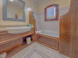 Dusche, Haartrockner, Bidet, Handtücher