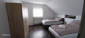 3 bedrooms, iron/ironing board, WiFi, bed sheets - Holiday Apartment 'Doilfinger Plus' with Wi-Fi (Neckartailfingen)