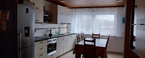 Kylskåp, mikrovågsugn, ugn och spishäll