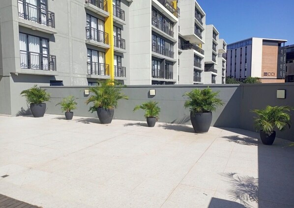 Property grounds - Cozy 1-bedroom apartment for 2 adults in a perfect Umhlanga Ridge, Durban. (Durban)