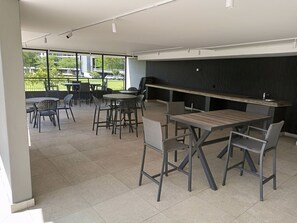 Outdoor dining - Cozy 1-bedroom apartment for 2 adults in a perfect Umhlanga Ridge, Durban. (Durban)