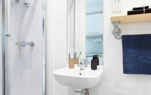 Bathroom - Student  Modern Studio at Spitalfields (London)
