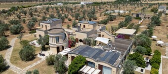 Camera 'Residenze Uliveto - Residenza 8' con piscina condivisa, terrazza privata e aria condizionata