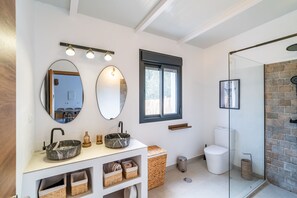 Douche, sèche-cheveux, serviettes fournies