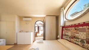 A bedroom with a bed, a wardrobe, a desk, and a window. - Apartment 'Residenze Uliveto - Residenza 10' with Pool, Private Terrace and Air Conditioning (Nardò)