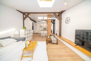 1 bedroom, iron/ironing board, WiFi, bed sheets - Podgórze Studio - AC, Vistula River nearby - by Rentujemy (Kraków)