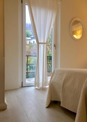Single Room, Balcony, Park View | In-room safe, free WiFi