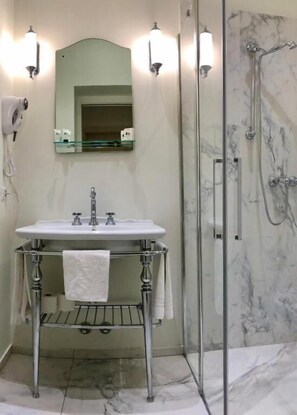 Superior Double Room, Balcony, Lake View | Bathroom | Shower, free toiletries, hair dryer, towels - Hotel du Parc (Stresa)